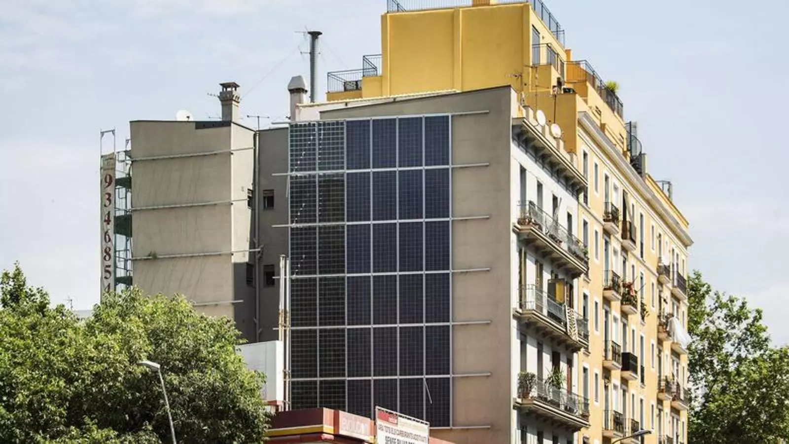 Una placa fotovoltaica instalada en una pared medianera de un edificio de Barcelona, en una imagen de archivo