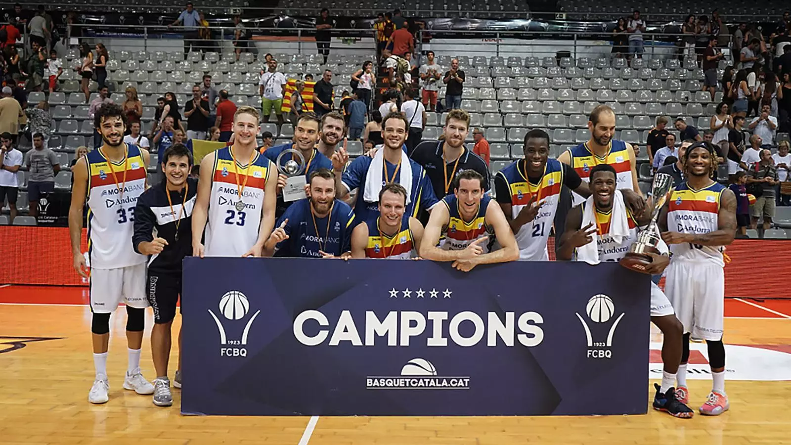 Els jugadors del MoraBanc Andorra celebrant el títol de la Lliga Nacional Catalana ACB aconseguit a Lleida.