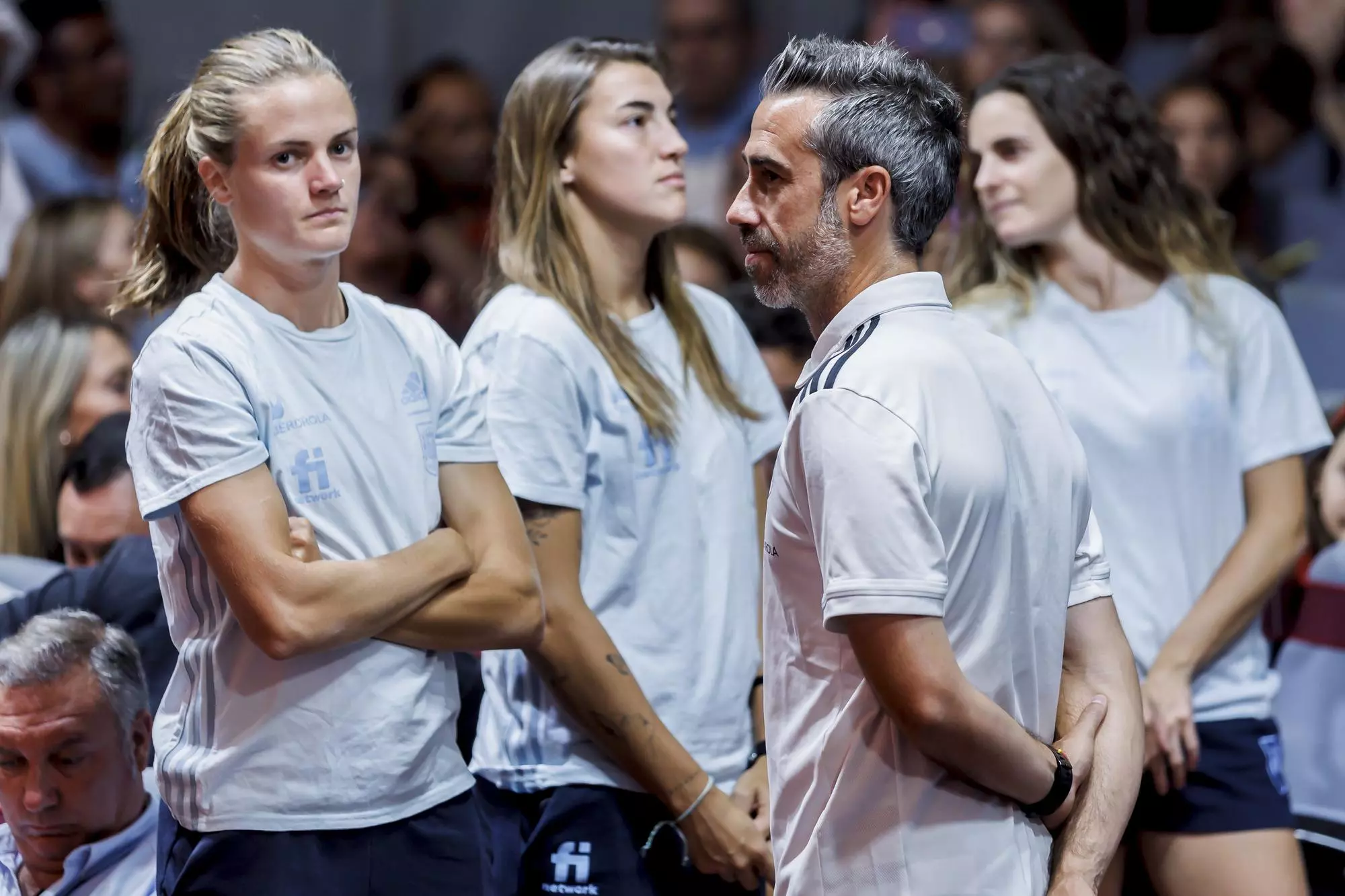 Irene Paredes, Patri Guijarro i Jorge Vilda durant la concentració de la selecció