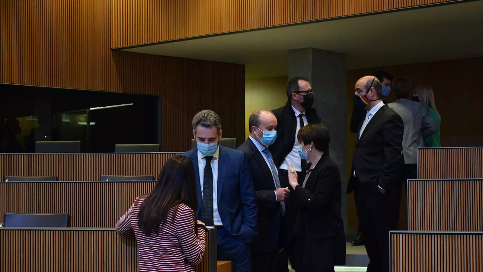 El ministre de Finances, Eric Jover, conversa amb la presidenta suplent del grup parlamentari demòcrata, Mònica Bonell.