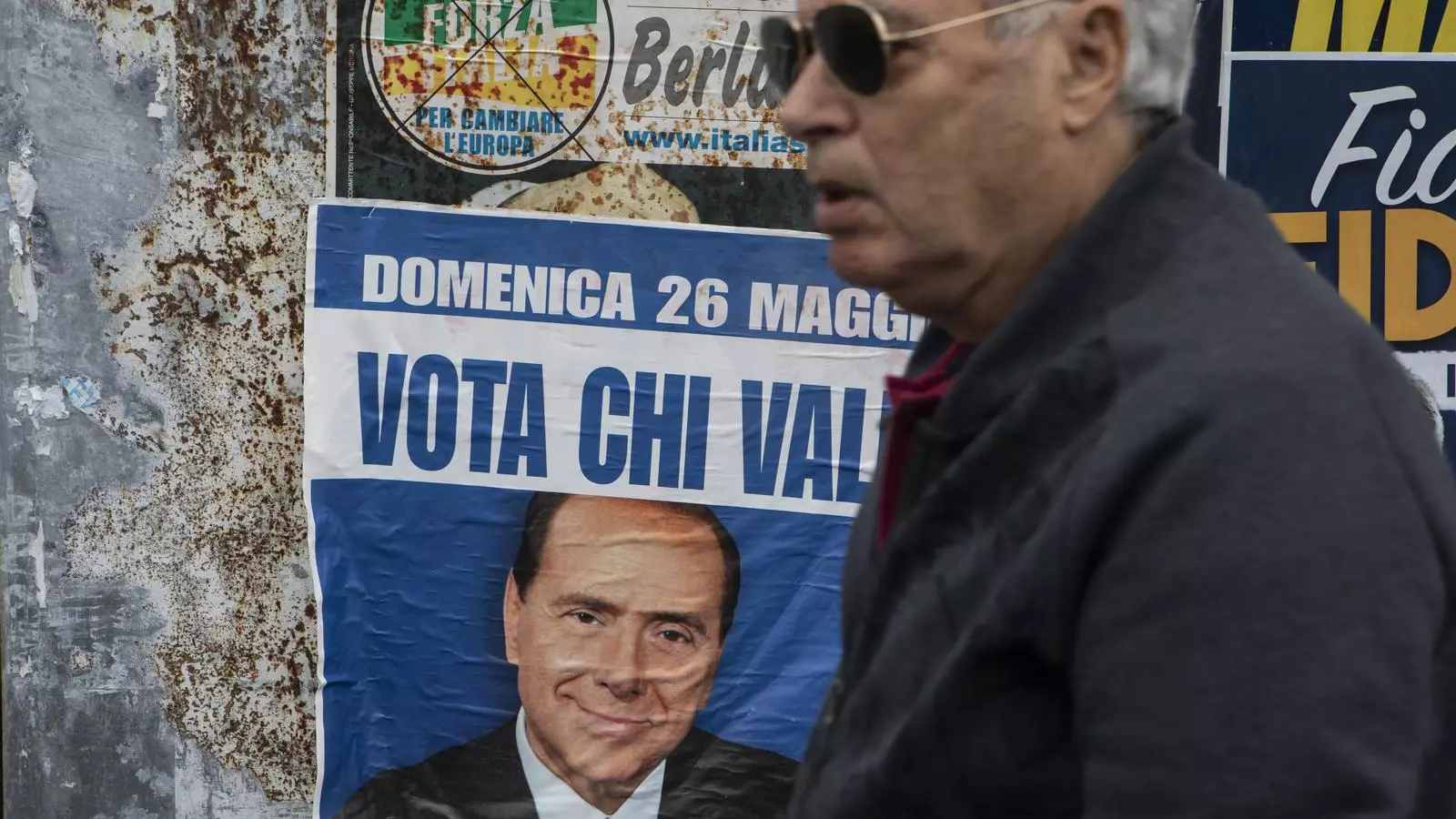 Un cartell electoral de l'antic primer ministre italià i líder del partit de dreta Forza Italia Silvio Berlusconi a les eleccions del 2019, en una imatge d'arxiu