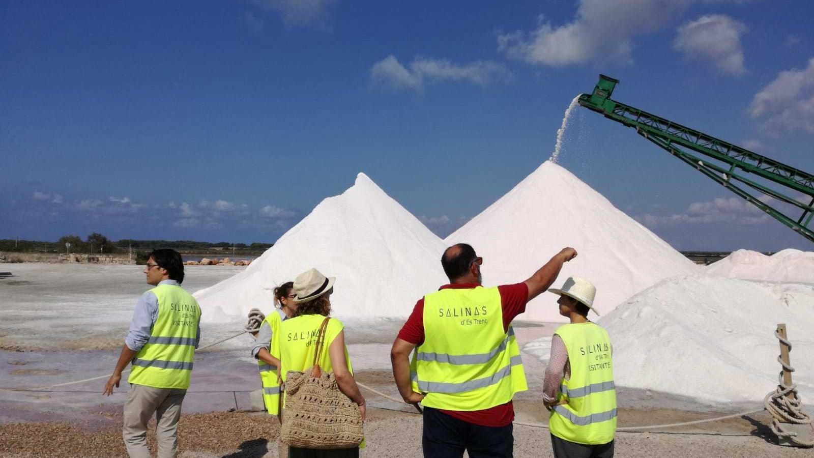 El producte local es dignifica de la mar al camp i després a taula
