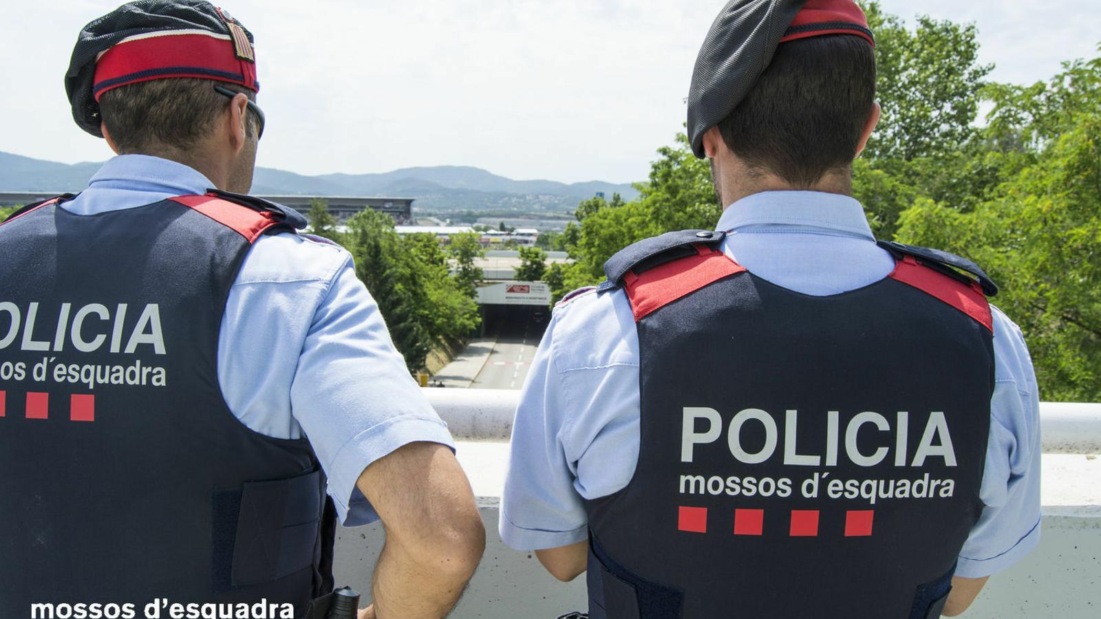 Dos mossos d'esquadra en una imatge d'arxiu.