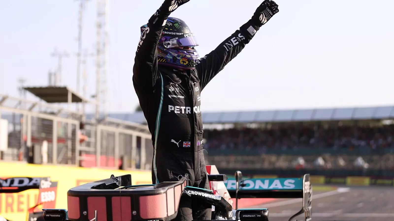Lewis Hamilton celebrant sobre el seu Mercedes al circuit de Silverstone