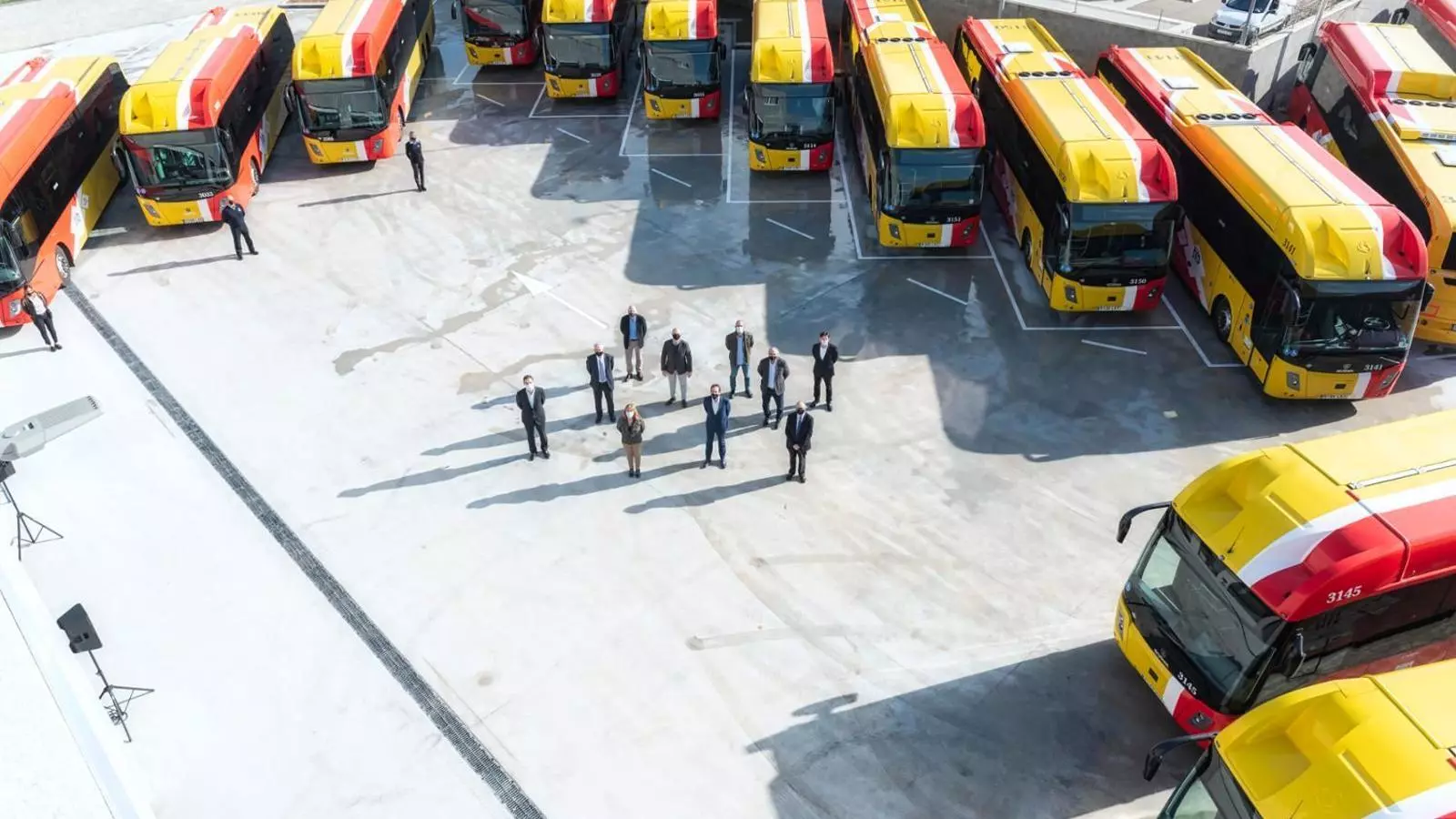 Part de la flota d'autobusos de la cotxera de Felanitx.