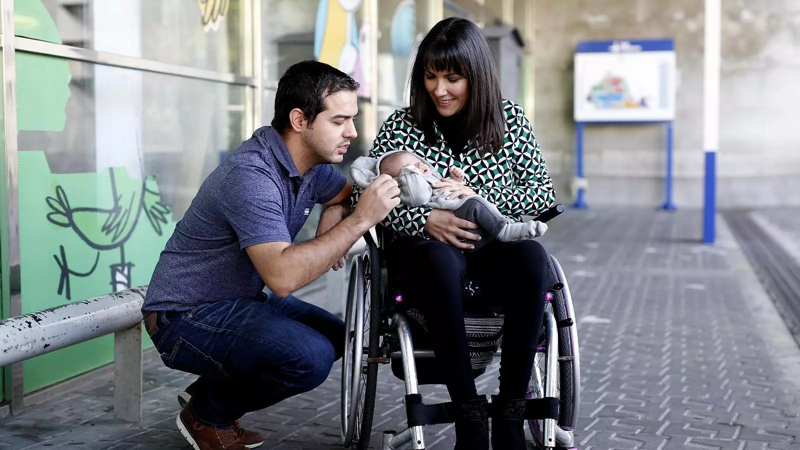 La Yasmina, que va patir un accident de trànsit als 16 anys, amb la seva família a l'entrada de l'hospital maternoinfantil de la Vall d'Hebron.