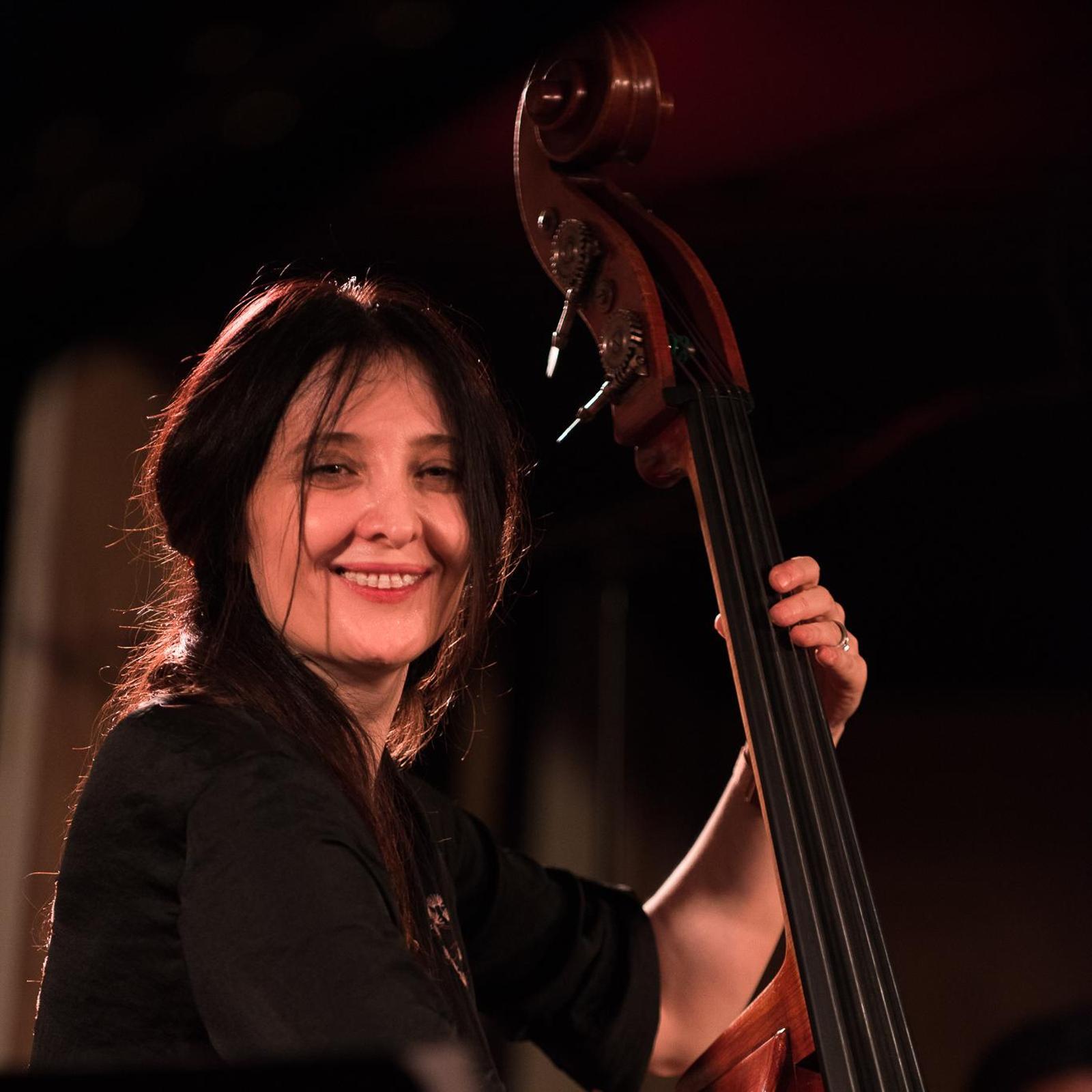 L'artista Giulia Valle durant un concert.