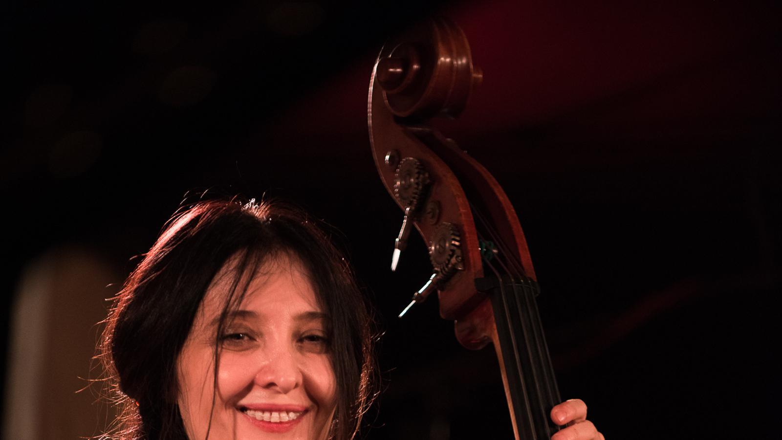La artista Giulia Valle durante un concierto.