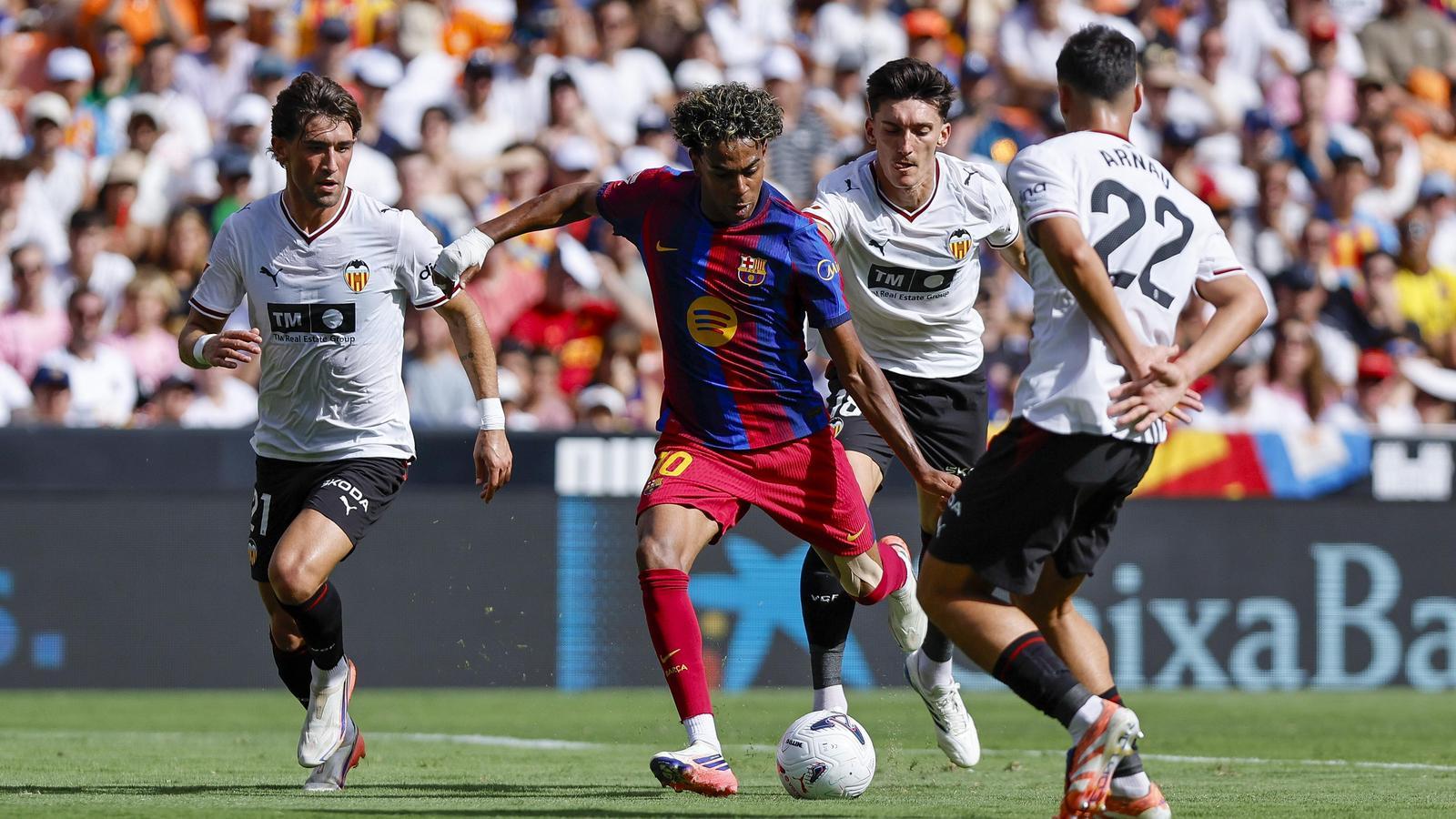 Barcelona player Lamine Yamal during the LaLiga matchday 4 game between Valencia and Barcelona, this Sunday at the Mestalla stadium.