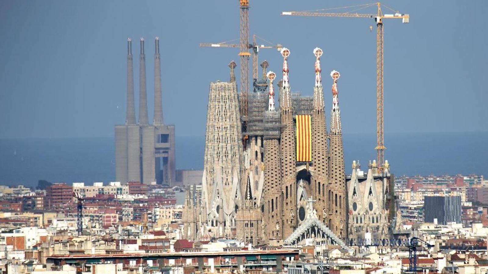Foto de archivo de la Sagrada Familia, con una gran Senyera en la fachada