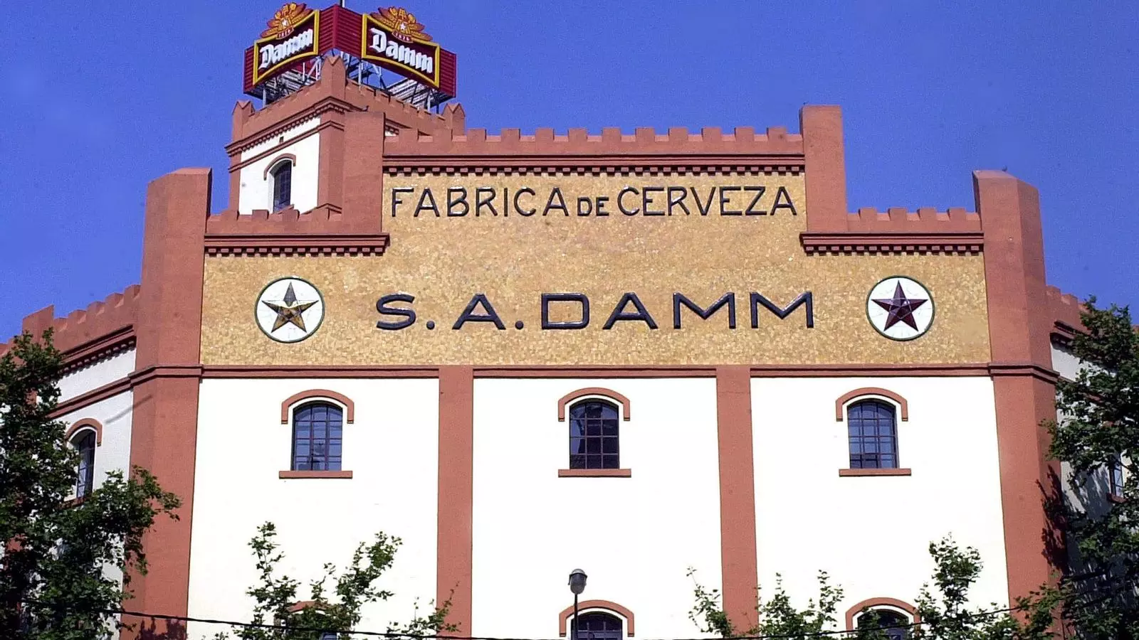 L'antiga fàbrica barcelonina de Damm del carrer de Rosselló va donar pas a les actuals instal·lacions productives del Prat.