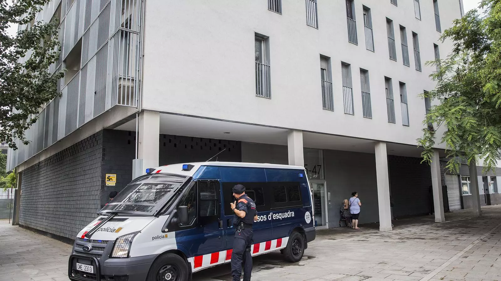 Una furgoneta dels Mossos al barri de la Mina de Sant Adrià de Besòs