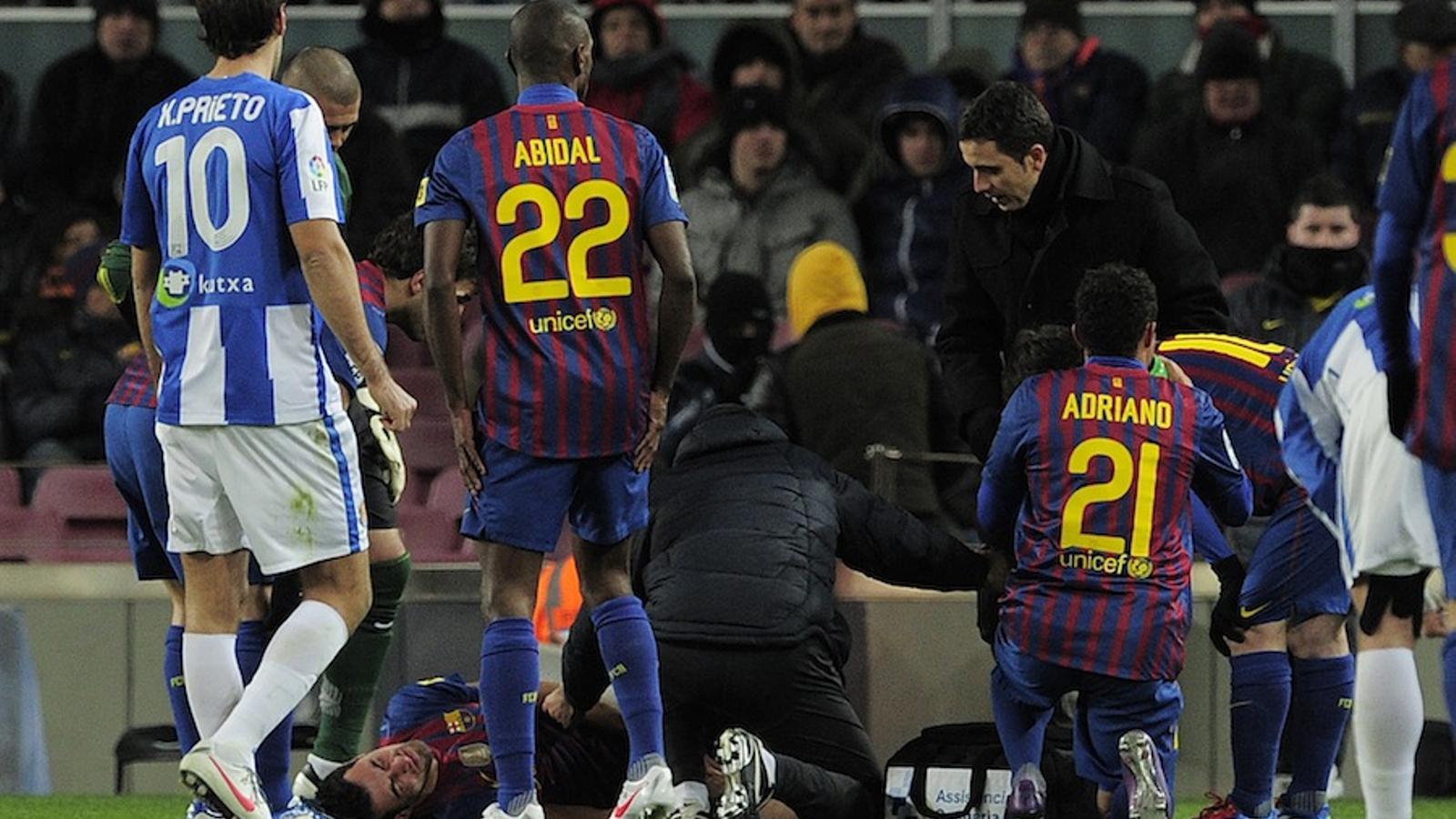 Sergio Busquets, estès a terra.