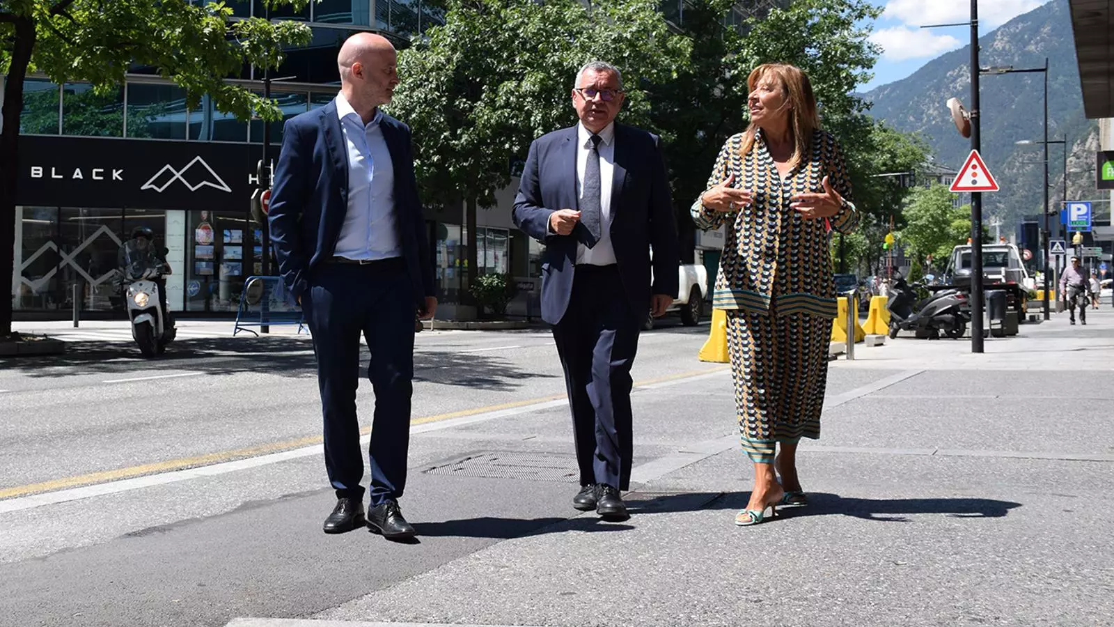 La cònsol major d'Andorra la Vella, Conxita Marsol; el gerent de FEDA Ecoterm, Jordi Travé i el director general de FEDA, Albert Moles, al tram on es faran les obres.