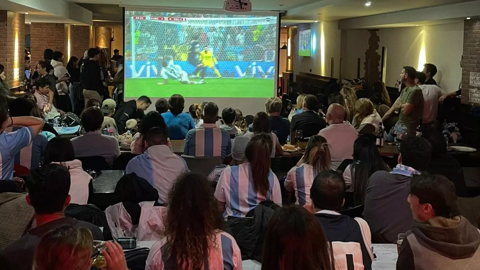 Aficionats de la selecció argentina mirant el partit en un bar d'Escaldes-Engordany.