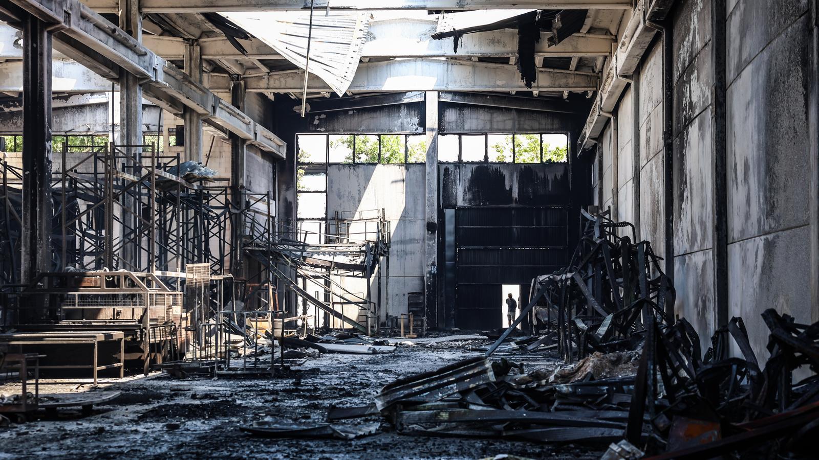 El interior de una de las naves calcinadas por el incendio de Anoia