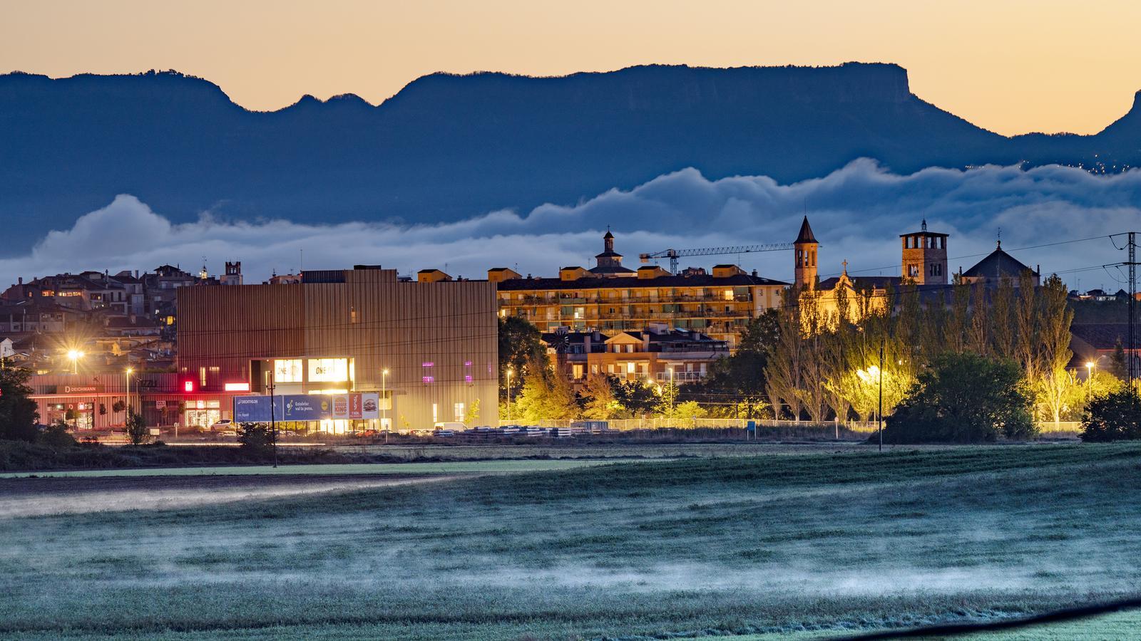 Imagen del amanecer plácido y con niebla este viernes en Vic.