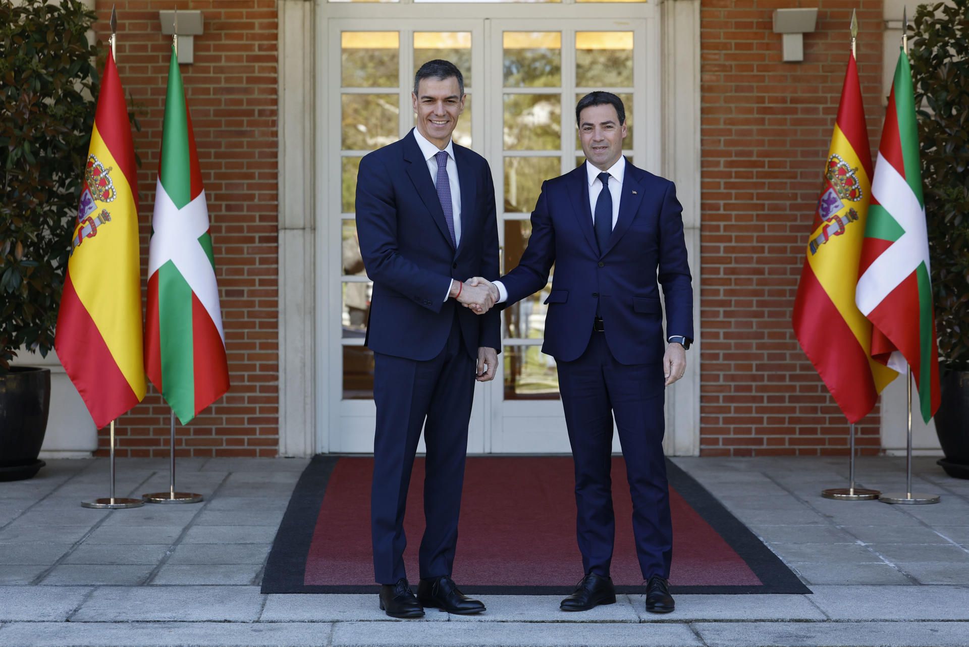 Pedro Sánchez rep Imanol Pradales al Palau de la Moncloa en la tercera reunió de la Comissió Bilateral de Cooperació Estat-Euskadi