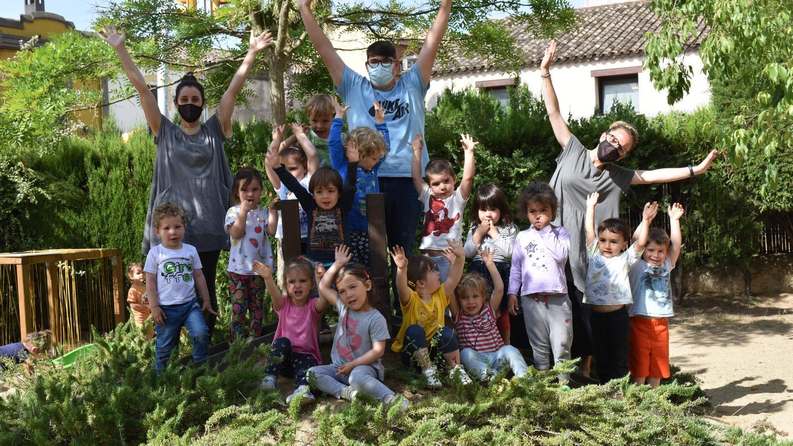 En Neo Lalana amb els infants i les companyes de l'escola Bressol Can Serra
