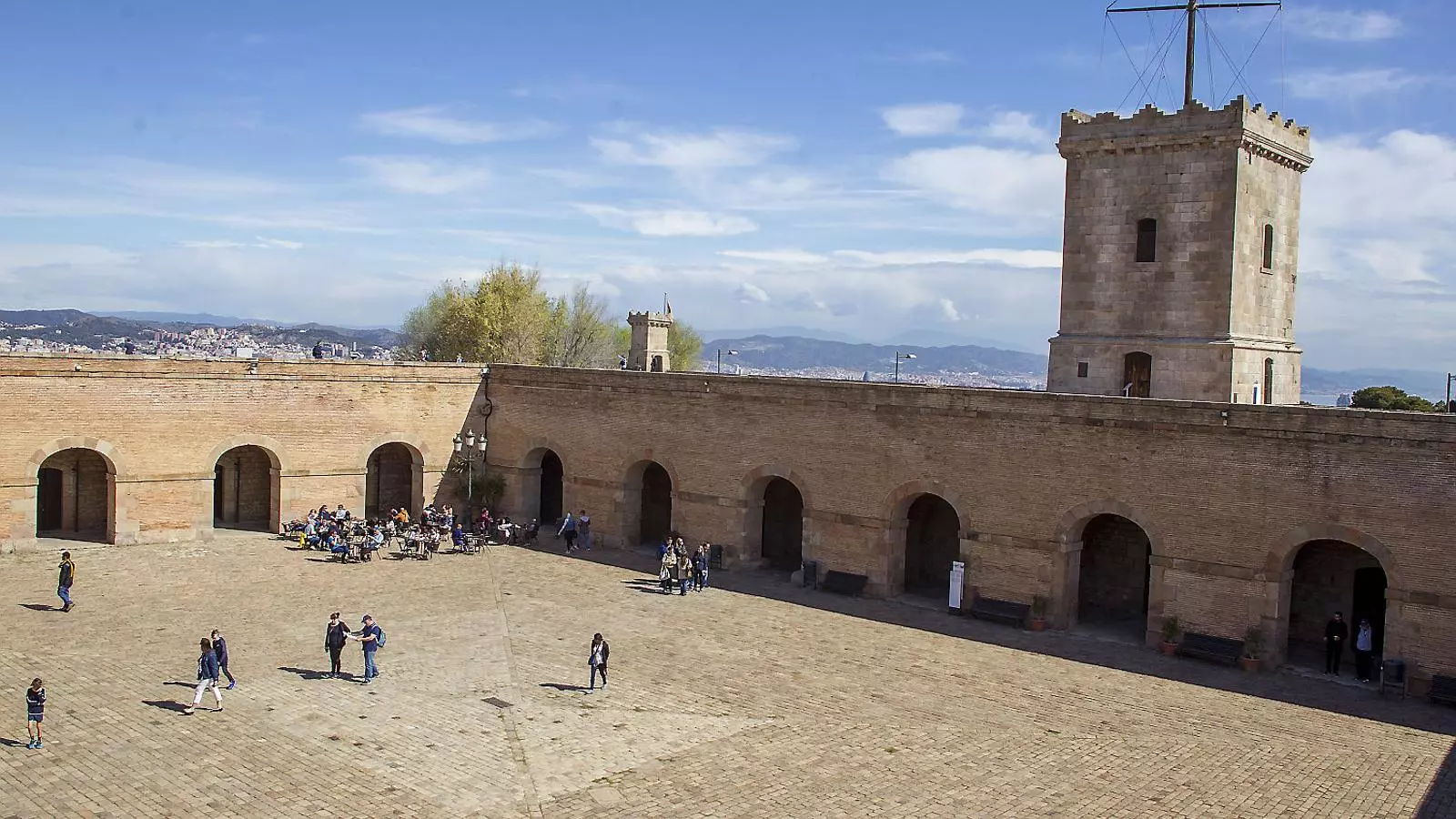 El pati d’armes del castell de Montjuïc.