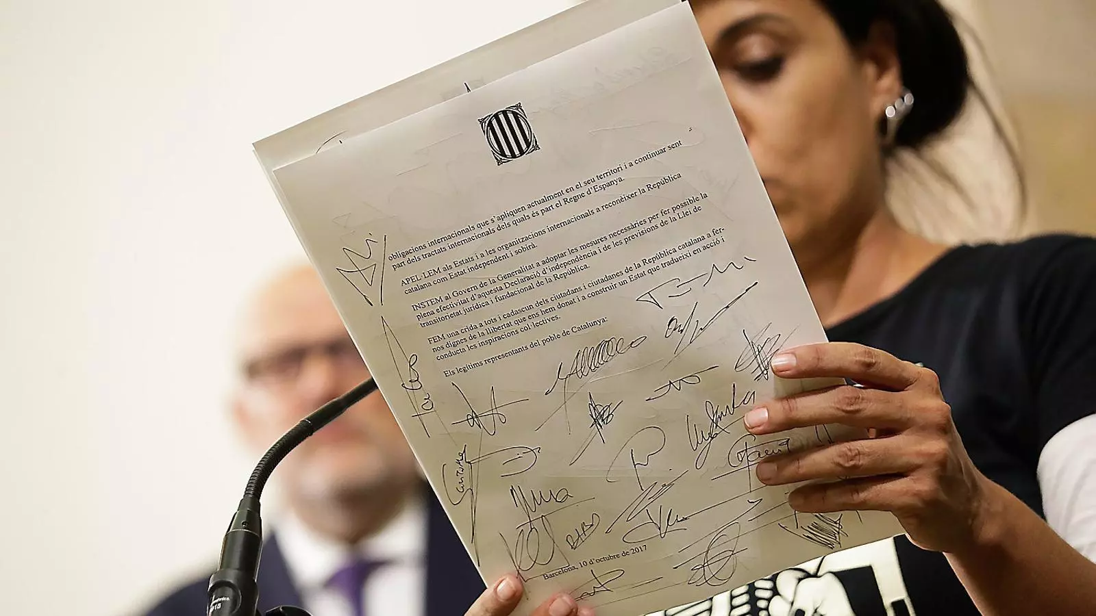 Els diputats de Junts pel Sí i la CUP van signar una proposta de declaració d’independèn-cia el passat 10 d’octubre al Parlament.