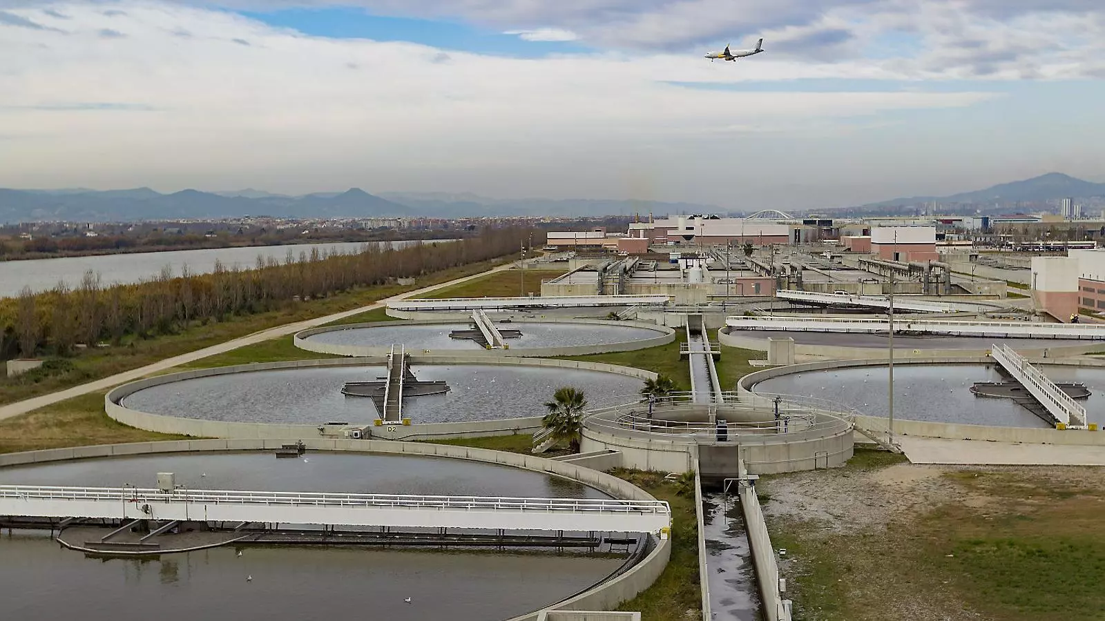 Imatge de la depuradora del Prat de Llobregat, una de les plantes de sanejament d’aigües més grans d’Europa, que tracta 420 milions de litres al dia.