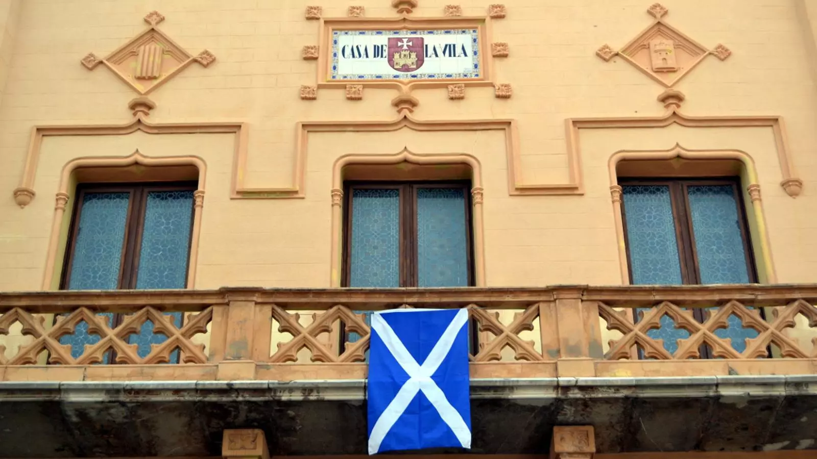 La bandera d'Escòcia penja aquest dijous del balcó de l'Ajuntament de Sitges / ACN