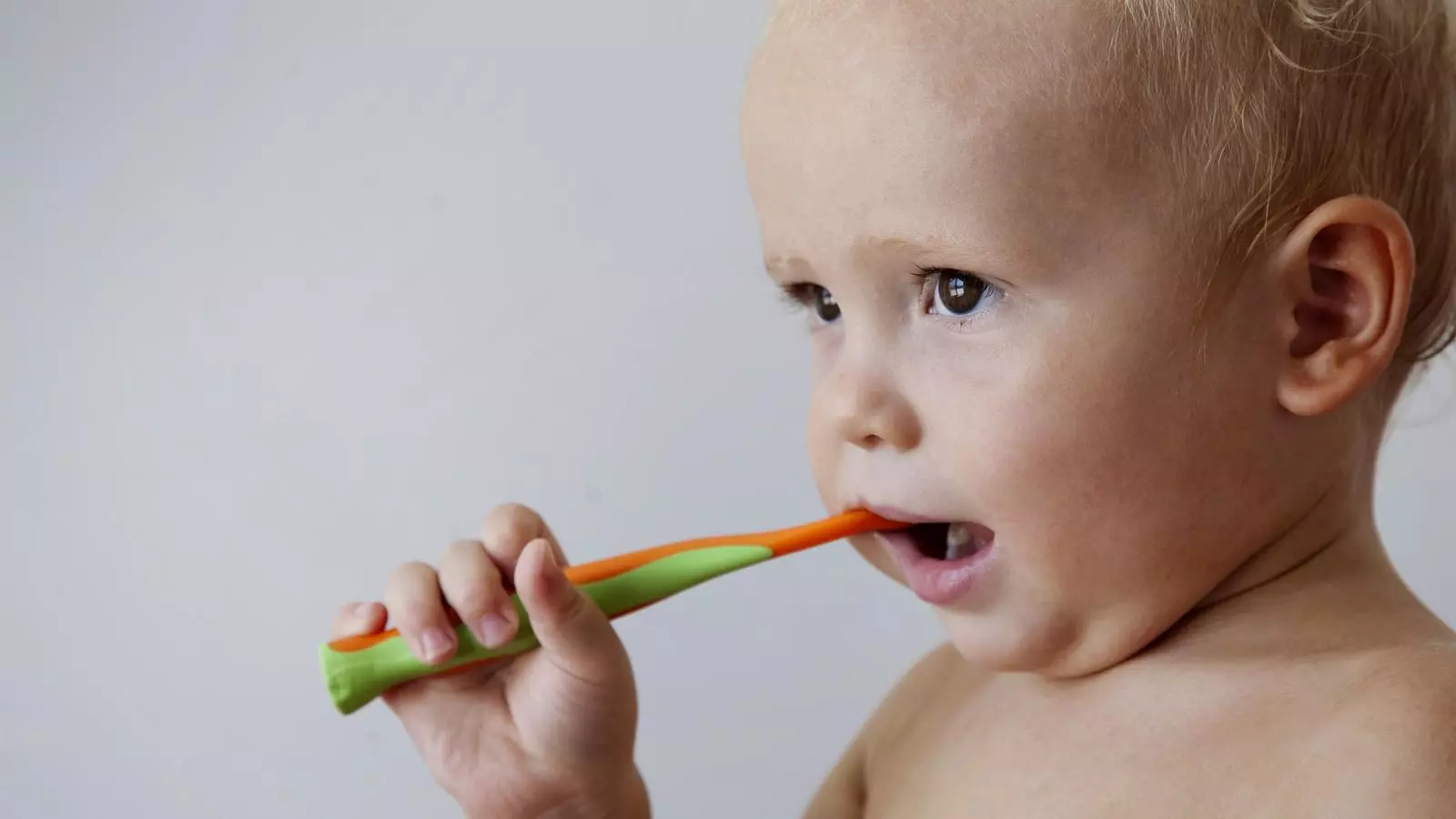 Es recomana raspallar des de l'aparició de les primeres dents
