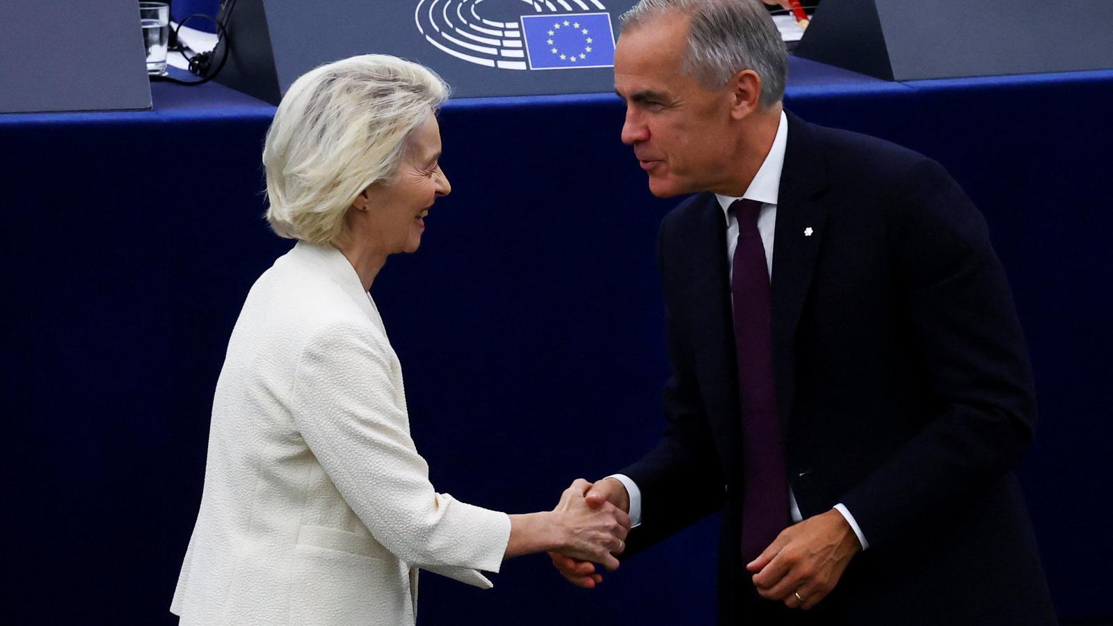 El primer ministro canadiense, Mark Carney, estrecha la mano con la presidenta de la Comisión Europea, Ursula von der Leyen, mientras asiste a su discurso sobre el estado de la Unión Europea en el Parlamento Europeo, en Estrasburgo