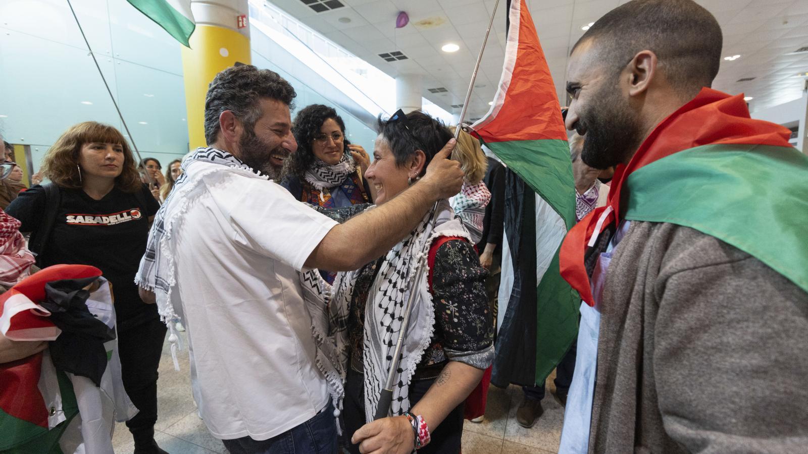 Familiares y amigos reciben al activista Saif Abukeshek en el aeropuerto de Barcelona.