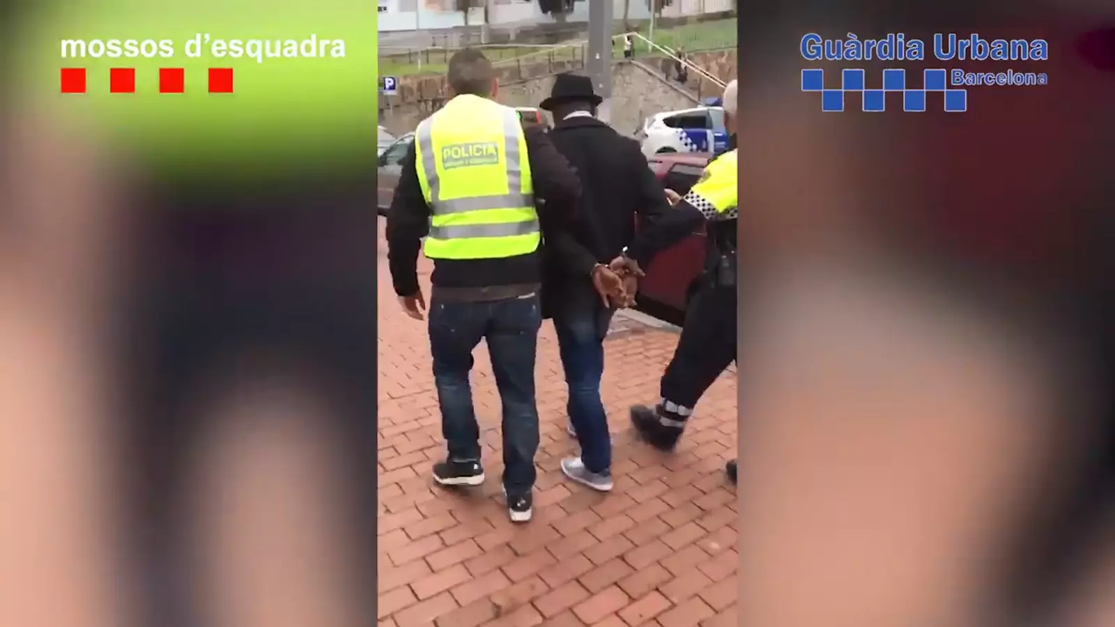 Agents dels Mossos d'Esquadra i la Guàrdia Urbana s'enduen un dels detinguts