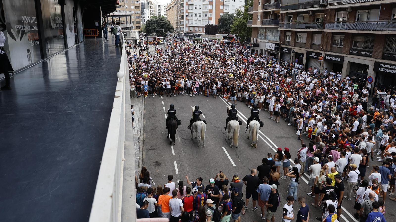 Valencia fans after the match of matchday 4 of LaLiga between Valencia and Barcelona, this Sunday at the Mestalla stadium.