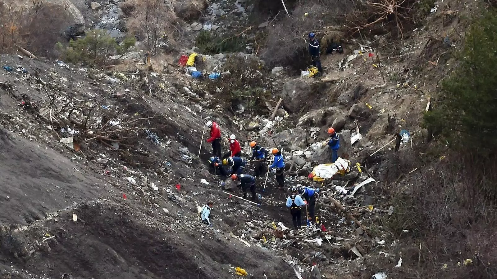 Investigadors francesos a la zona on es va estavellar l’avió de Germanwings.