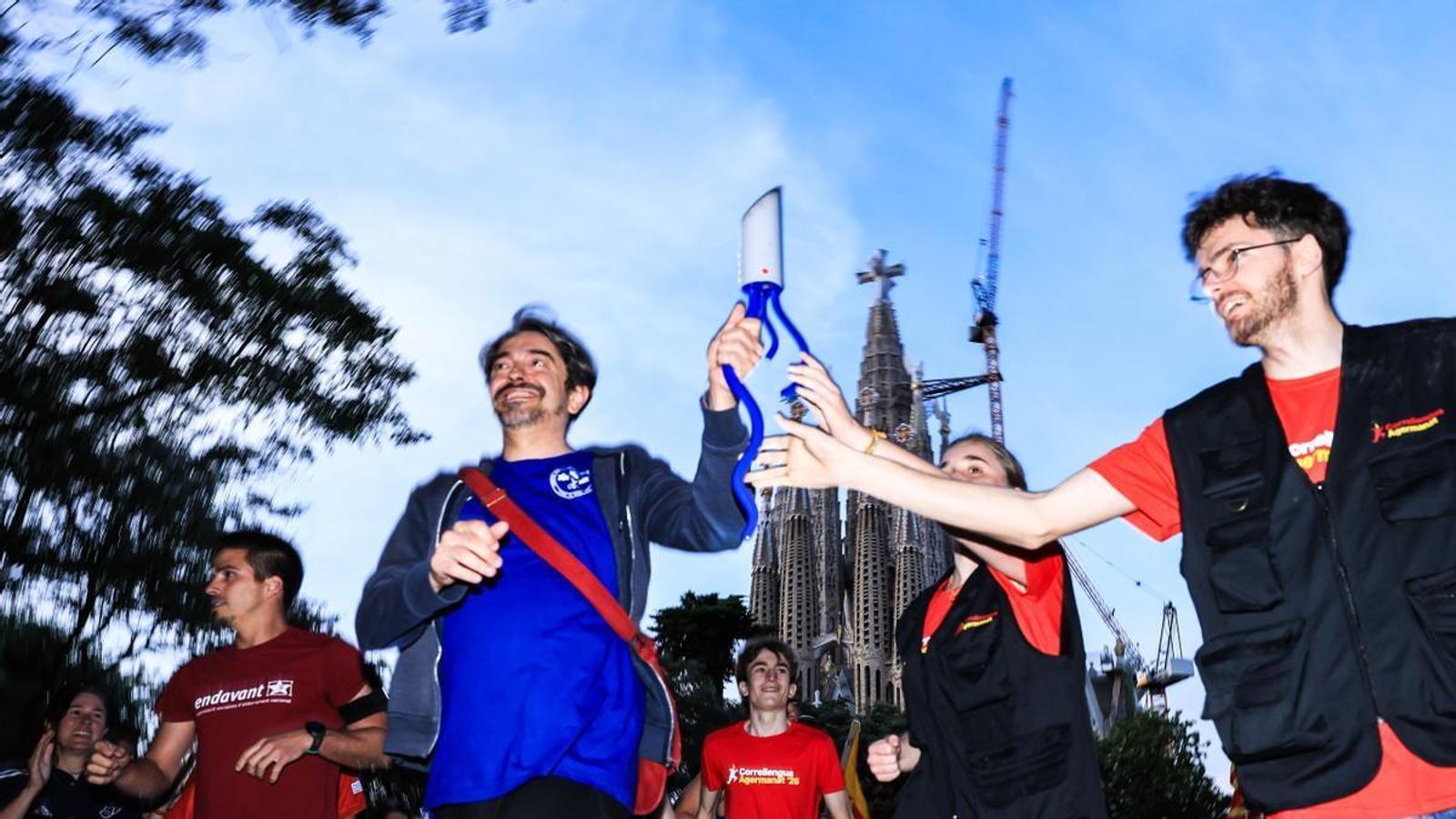 Image of the Correllengua Agermanat passing through the Sagrada Familia
