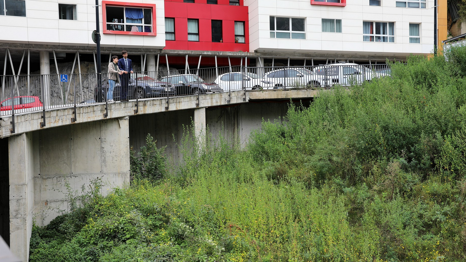 El cònsol major, Sergi González, i el conseller de Transformació Digital i Sostenibilitat, i d’Habitatge, Marc Torrent, a la zona on aniran els habitatges.