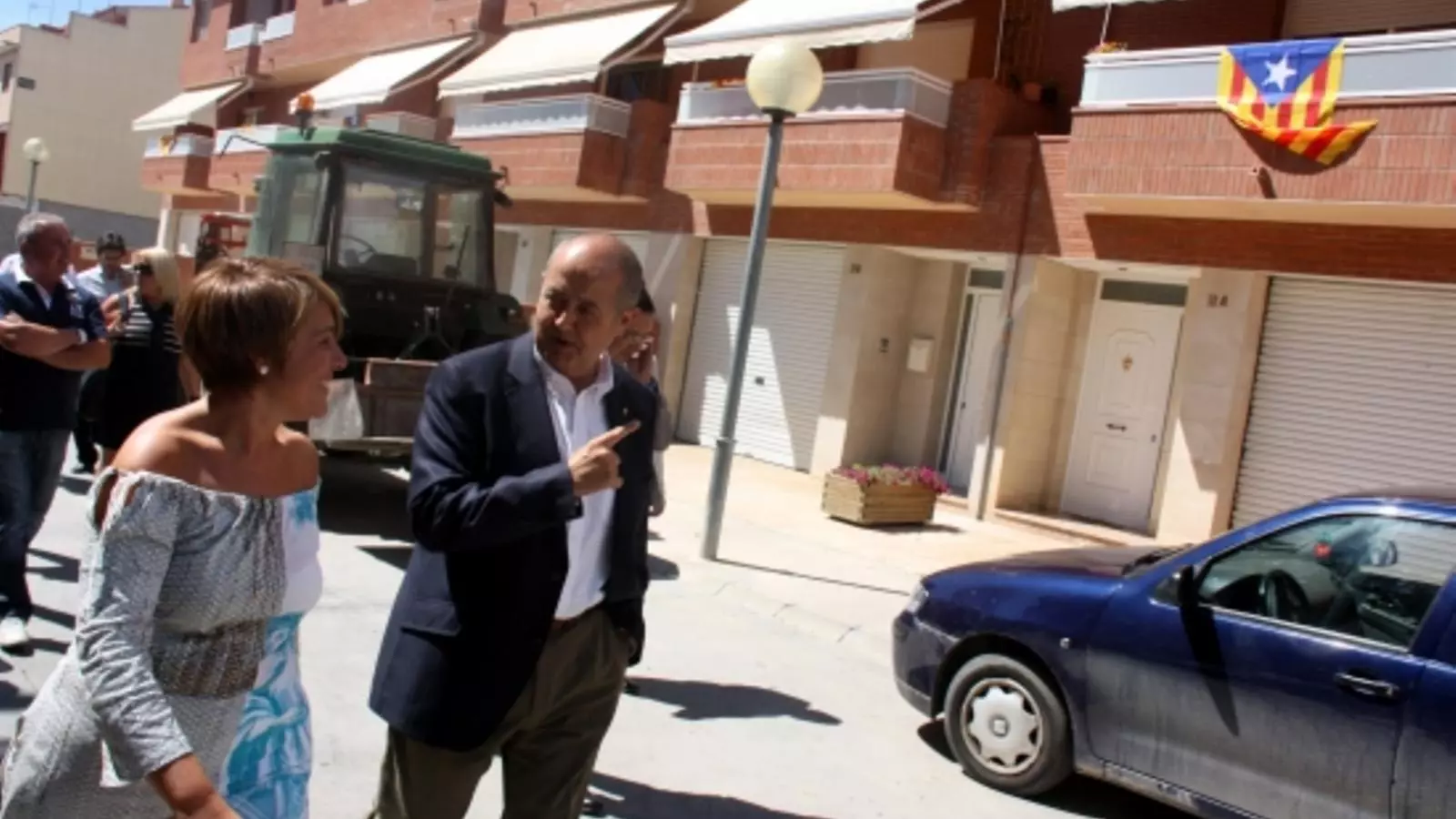 El conseller d'Interior, Felip Puig, ha observat les estelades penjades als balcons, amb l'alcaldessa d'Aitona, Rosa M. Pujol.