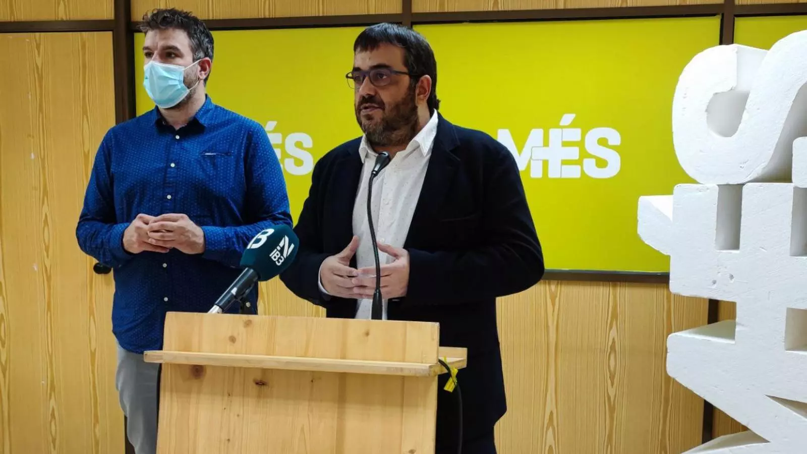 El coordinador de MÉS per Mallorca, Lluís Apesteguia, i el senador autonòmic, Vicenç Vidal.