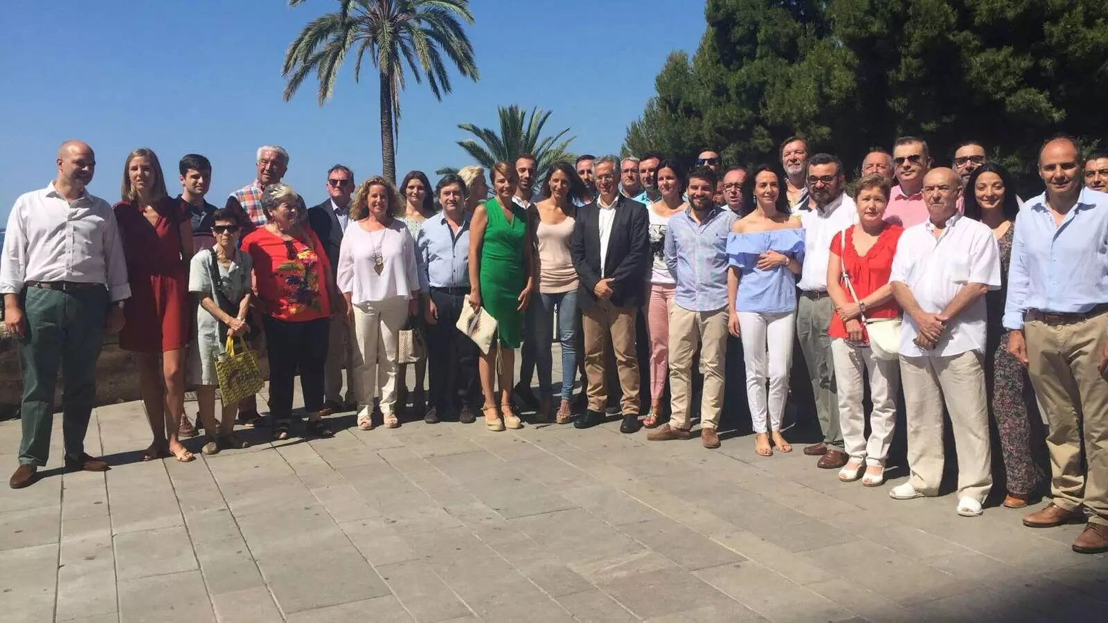La precandidata a la presidència del PP de Palma, Marga Duran, aquest dijous, davant la Catedral.