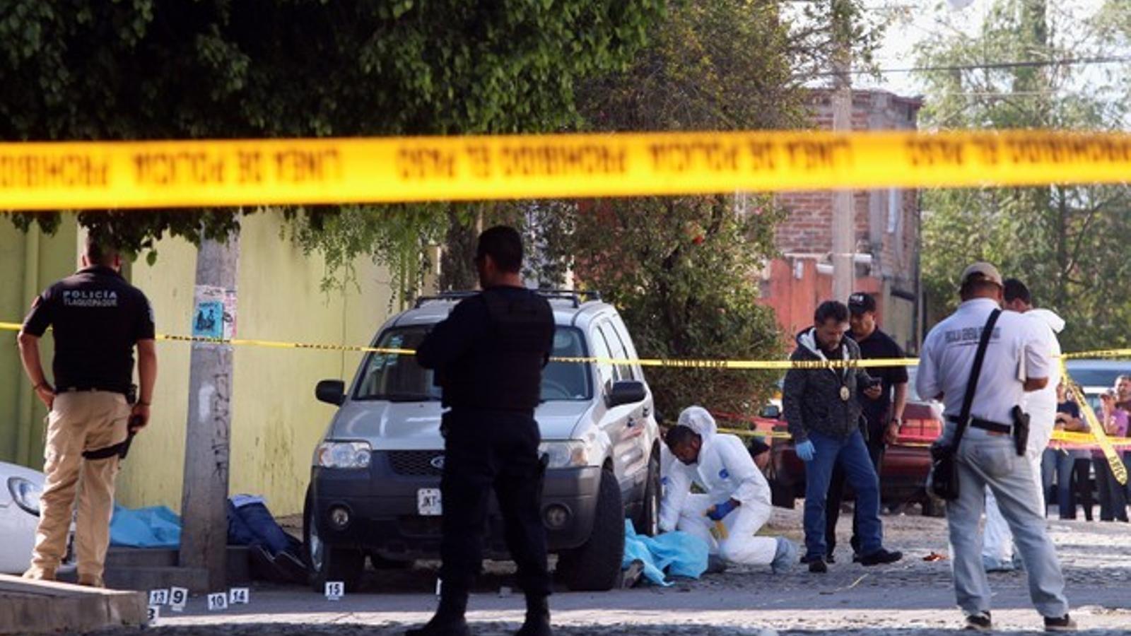 La policia investiga el lloc on diversos homes van morir a trets a la ciutat de Guadalajara, a Mèxic