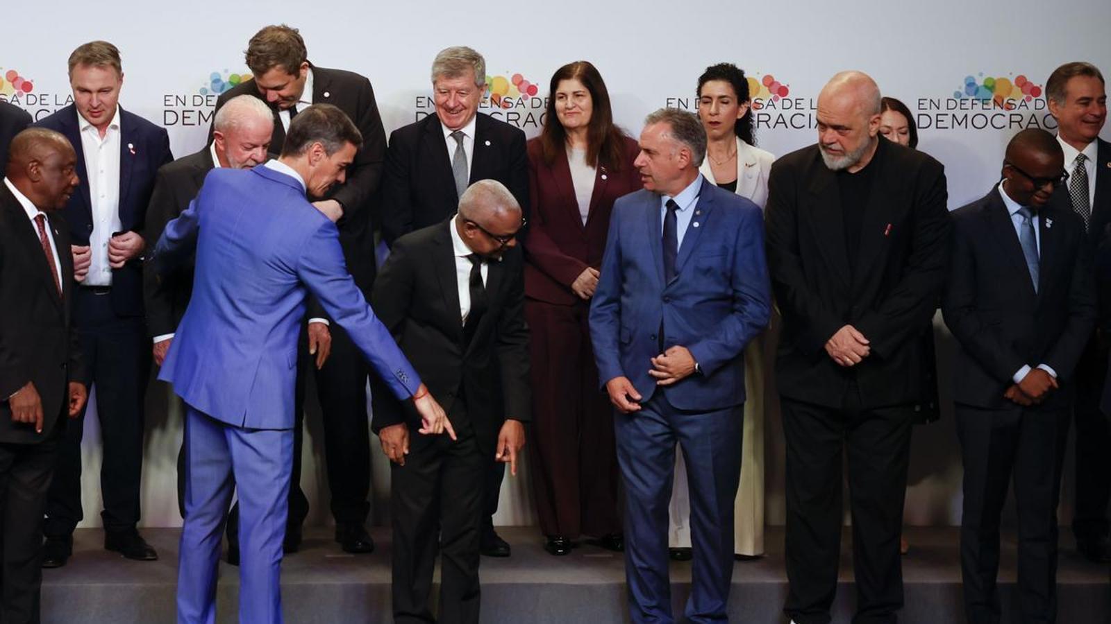 Pedro Sánchez giving instructions on where to place himself in the leaders' photo at the "In defense of democracy" summit.