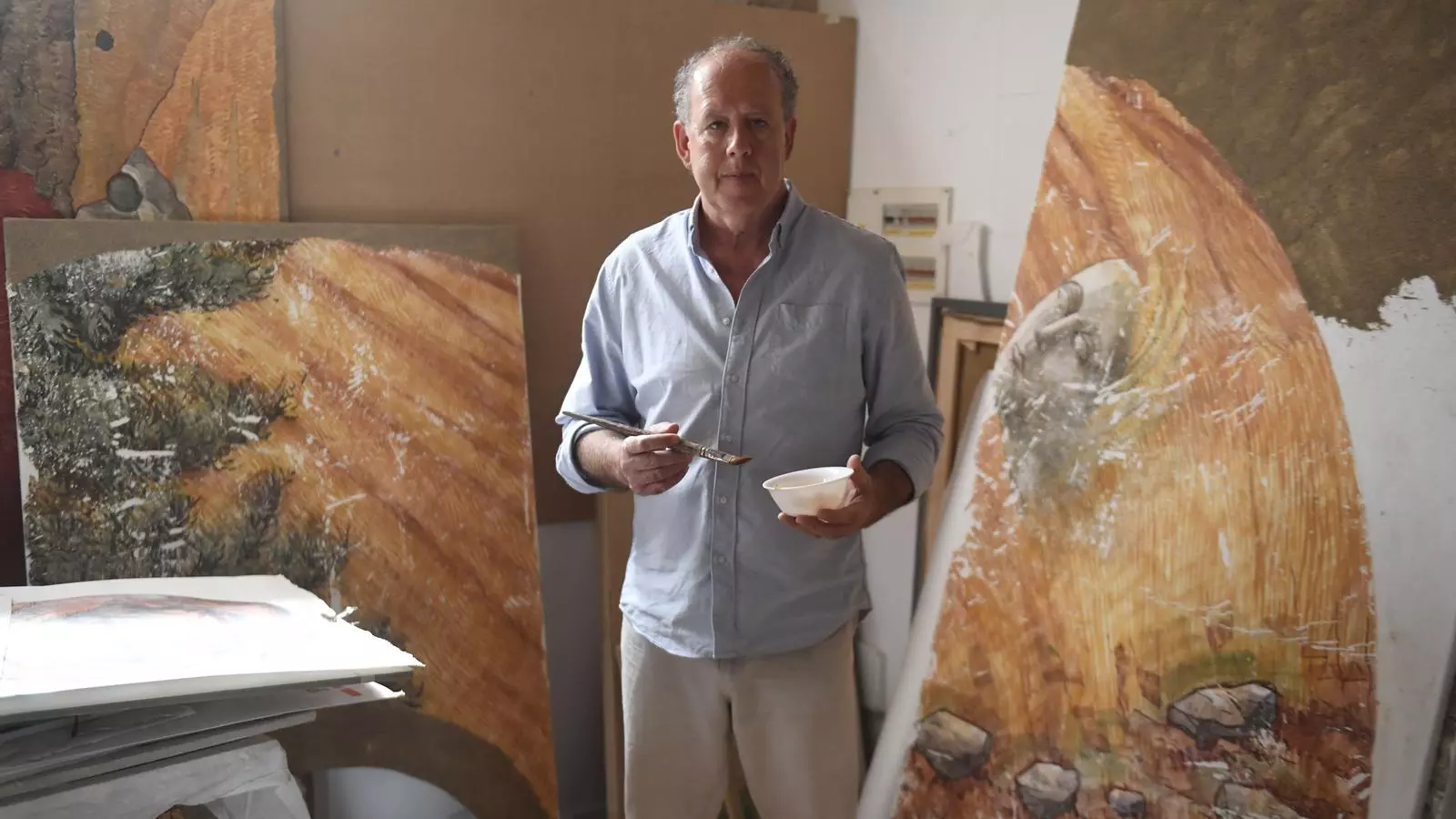 Josep Minguell, un dels útlims muralistes en actiu, al seu taller