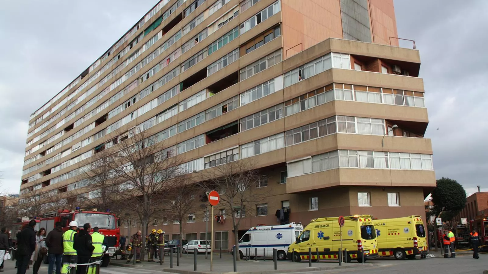 El gran edifici que allotja diversos blocs, un dels quals allotja l'habitatge sinistrat per l'incendi d'aquest diumenge al migdia a l'Hospitalet de Llobregat / ACN
