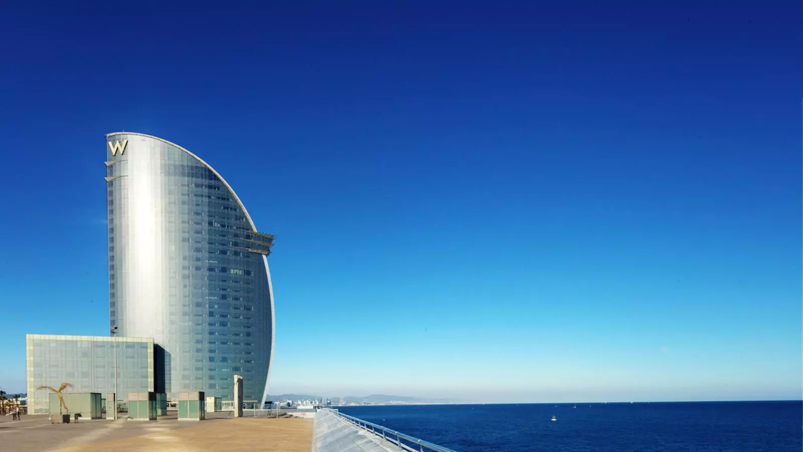 L'Hotel W és un dels establiments que ha creat ofertes per atraure els clients locals