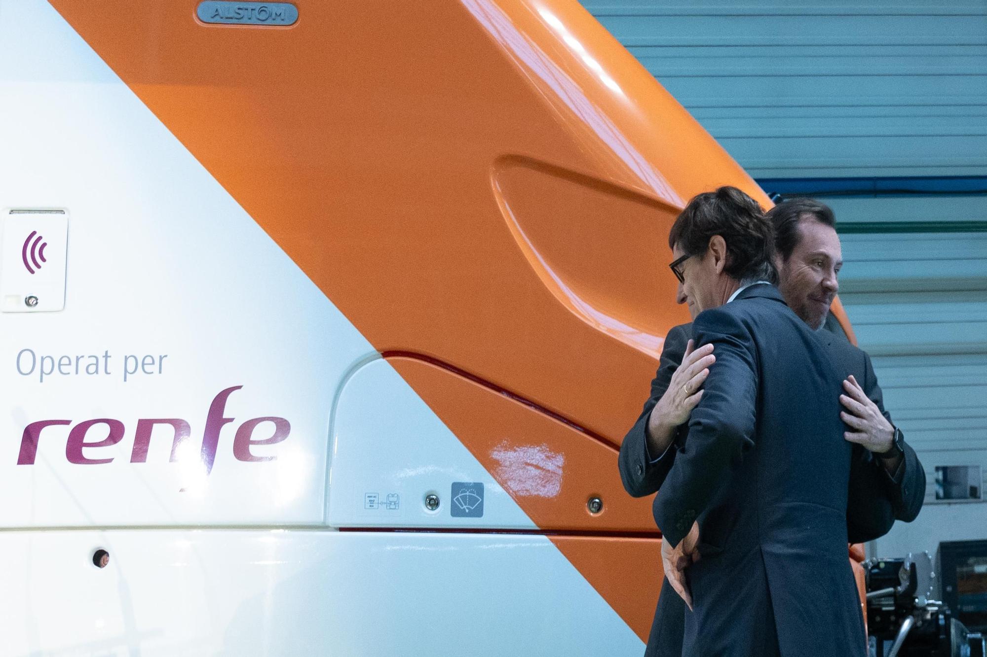 Óscar Puente i Salvador Illa durant la visita a la fàbrica d'Alstom a Santa Perpètua.