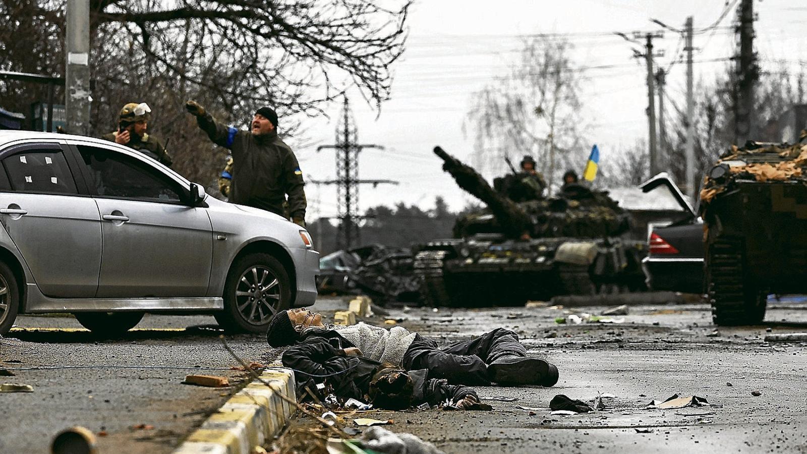 01. Ukrainian soldiers at Butxa near the corpse of a civilian who, according to the locals, was killed by Russian soldiers. 02. Zelenski yesterday at Butxa. 03. A civilian with his hands tied behind his back who was allegedly killed by Russian soldiers.