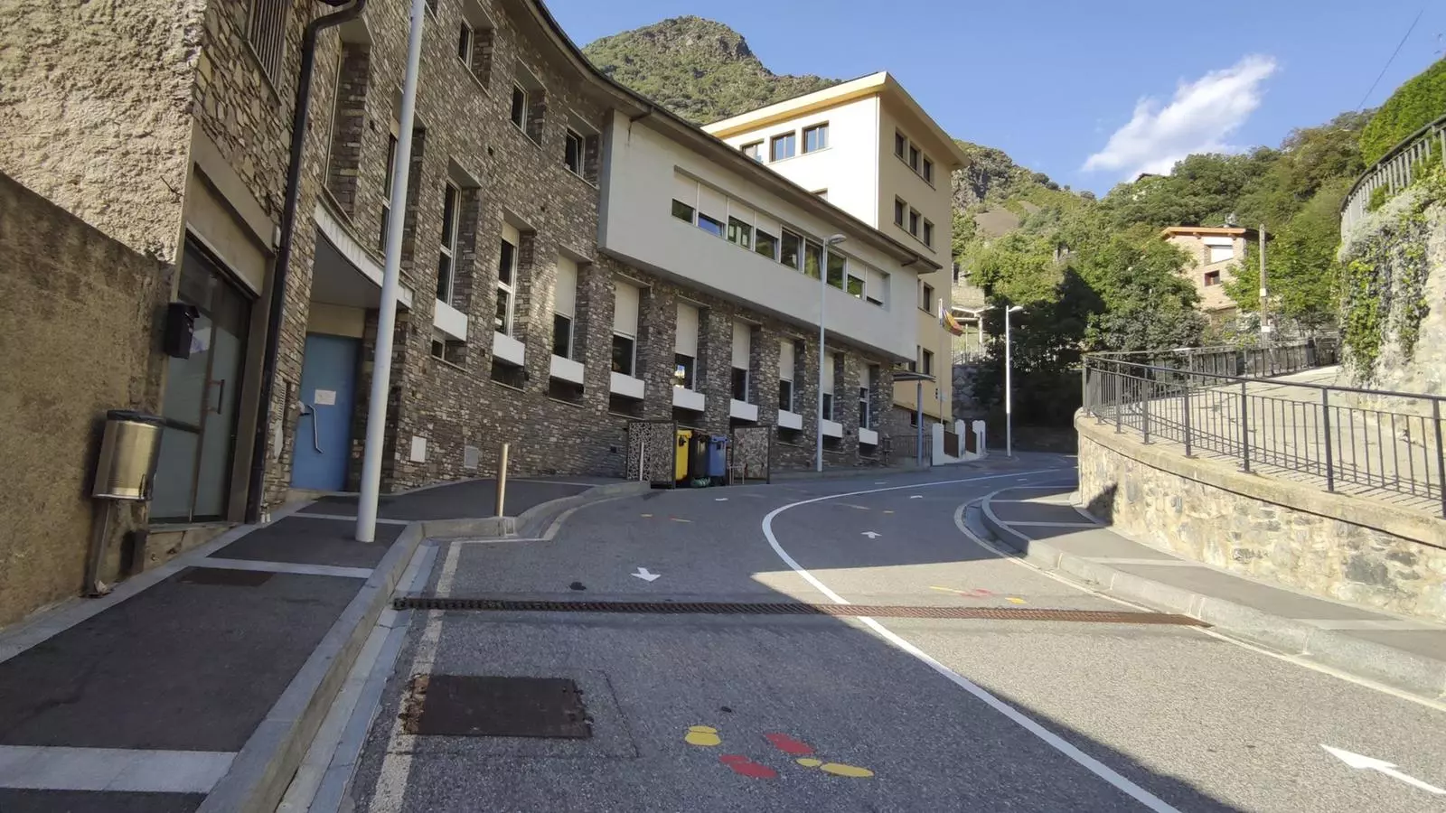 El carrer de la parròquia d'Escaldes on els vehicles poden aparcar fins al 9 de gener.
