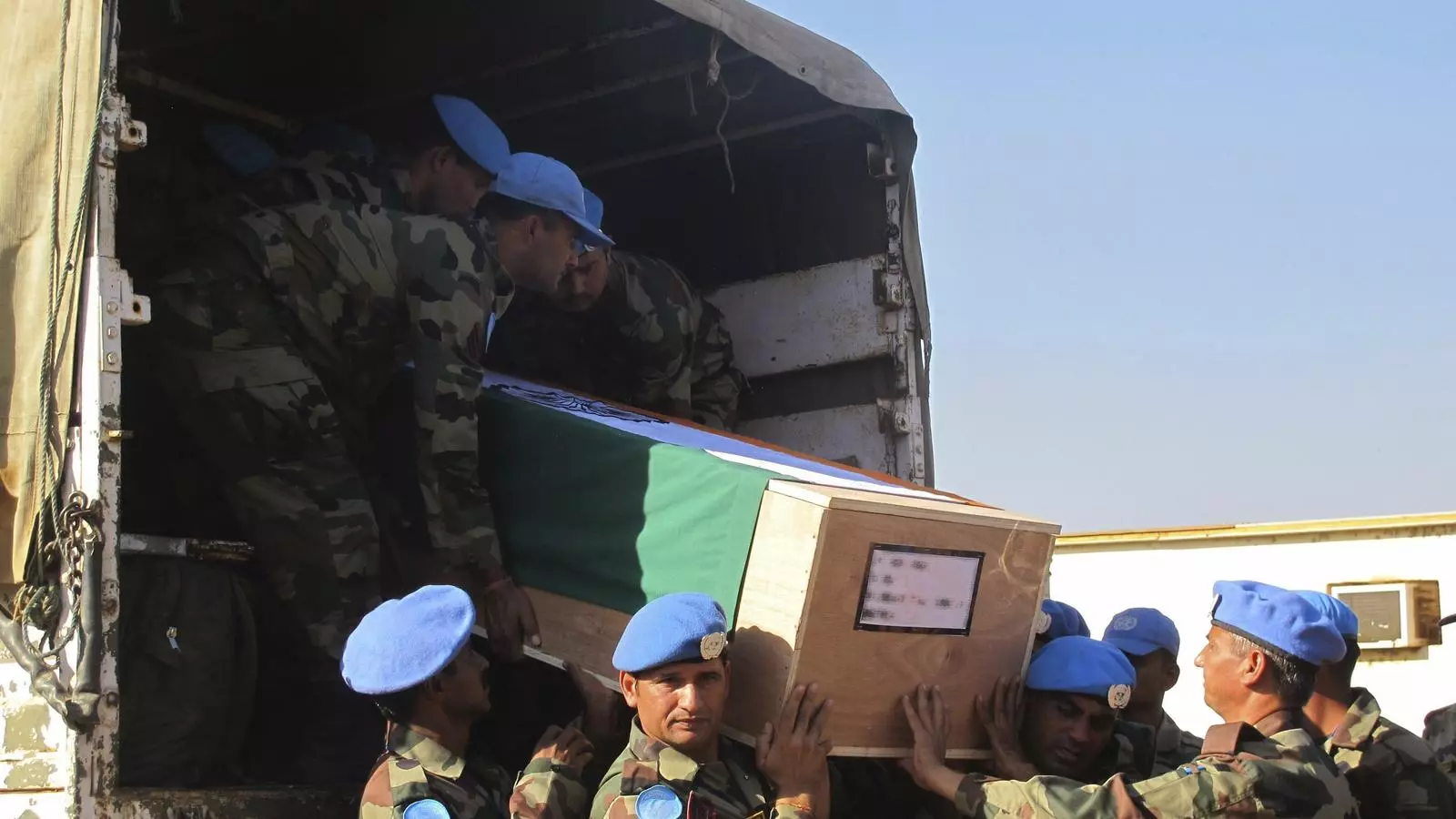 Companys del casc blau mort dijous al Sudan del Sud descarreguen el seu fèretre./ REUTERS