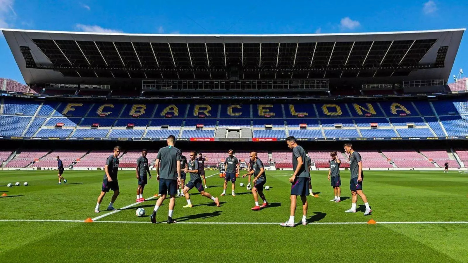 Els jugadors del Barça, entrenant-se al Camp Nou