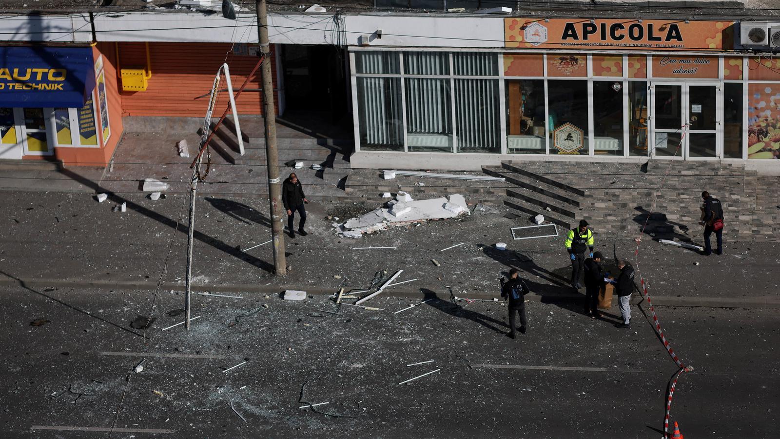 Desperfectos en el lugar de una explosión en un bloque de pisos residenciales después del impacto de un dron cerca de la frontera con Ucrania, en Galați, Rumanía, el 29 de mayo de 2026.