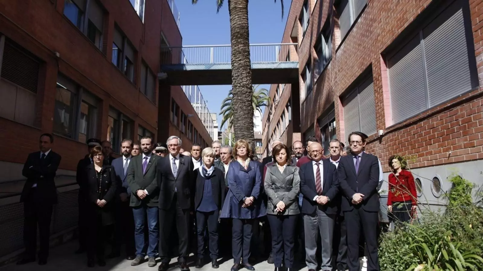 Minut de silenci a l'institut Alzina del barri de Navas / CÈLIA ATSET